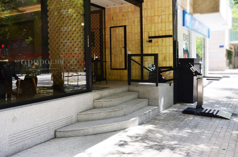 Elevador-escaleras-con-monobrazo-EVP-SPIN (1)