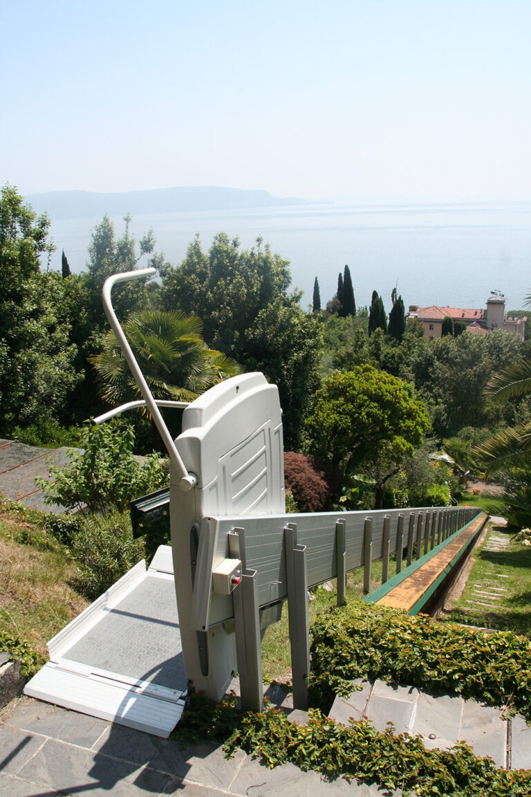 Salvaescaleras-exterior-Plataforma-salvaescaleras-PETR-SU (1)