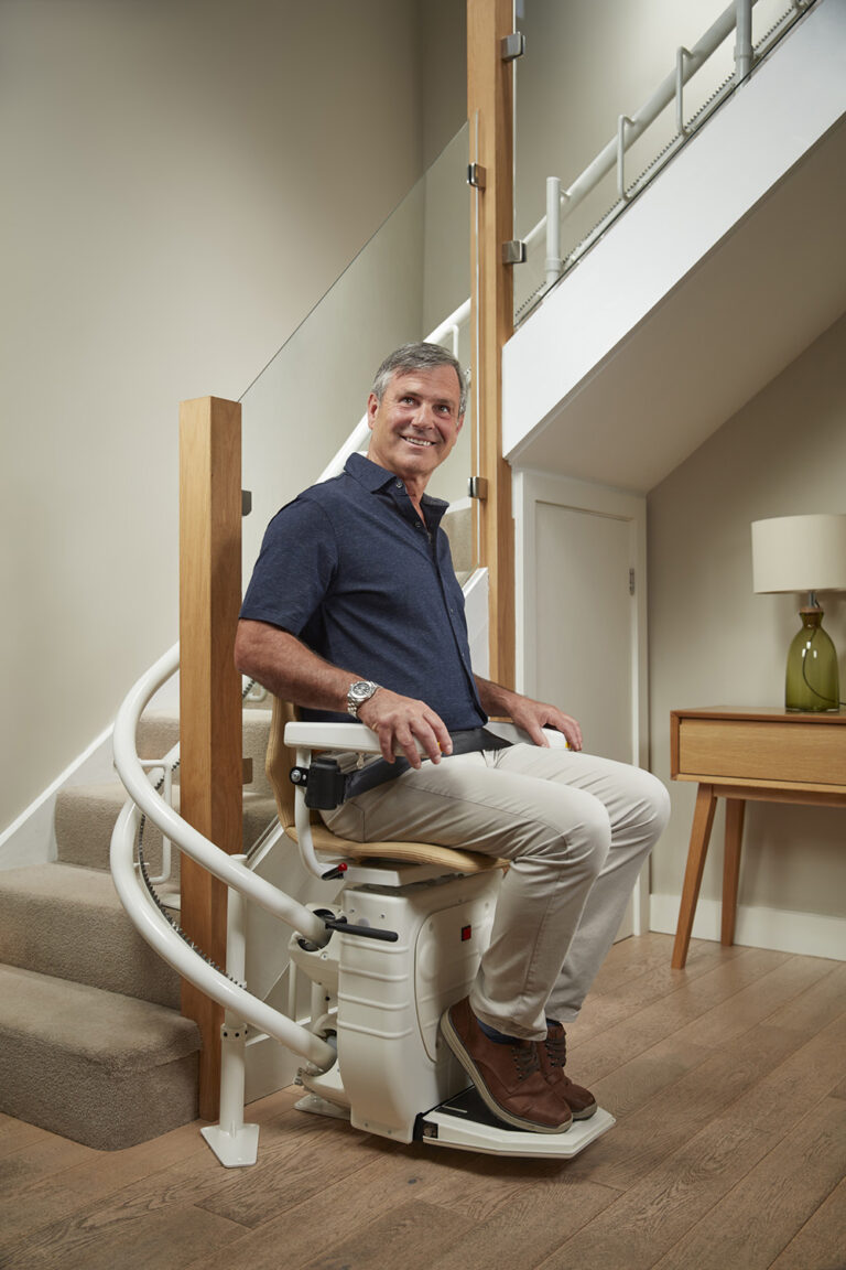 Silla-salvaescaleras-STC-BS-en-curva (1)