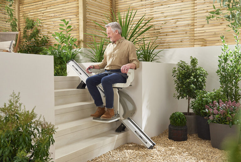 Silla-salvaescaleras-Str-f-Str-Extra-en-exterior (1)